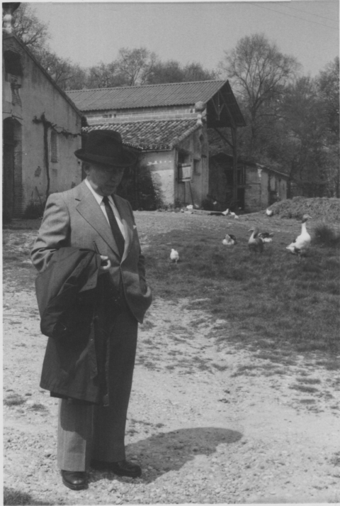 Papa, devant la ferme de ses ancêtres